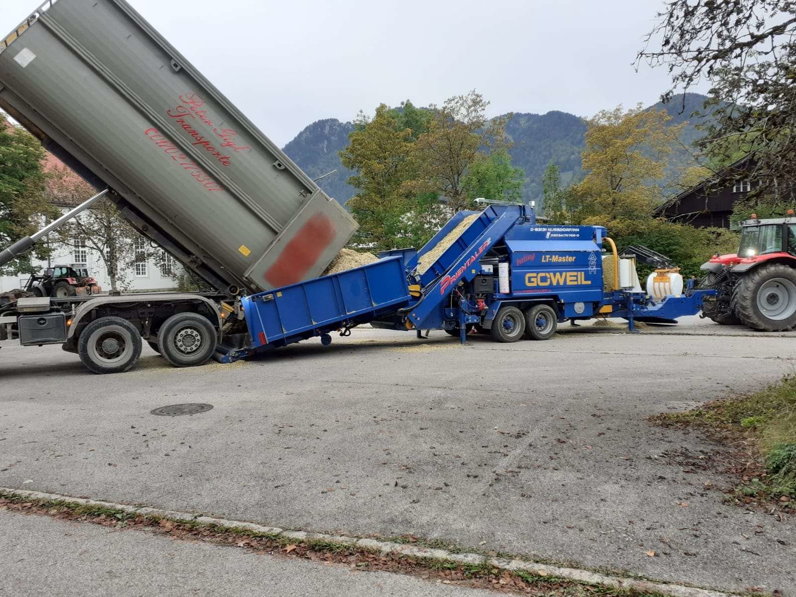 Transport von Baumaterial durch die Firma Peter Gigl Transporte