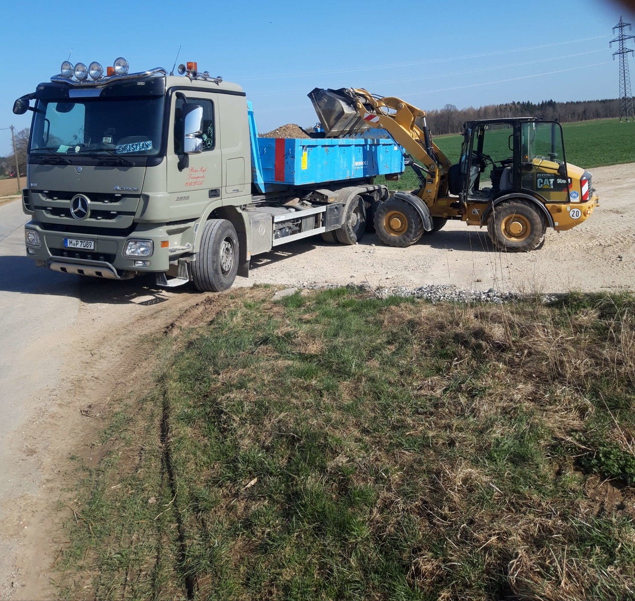 Transport von Baumaterialien durch die Firma Peter Gigl Transporte