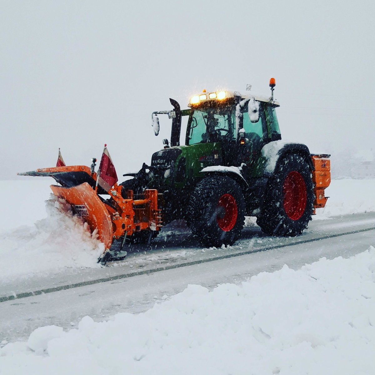 Schneeräumung durch die Firma Peter Gigl Transporte