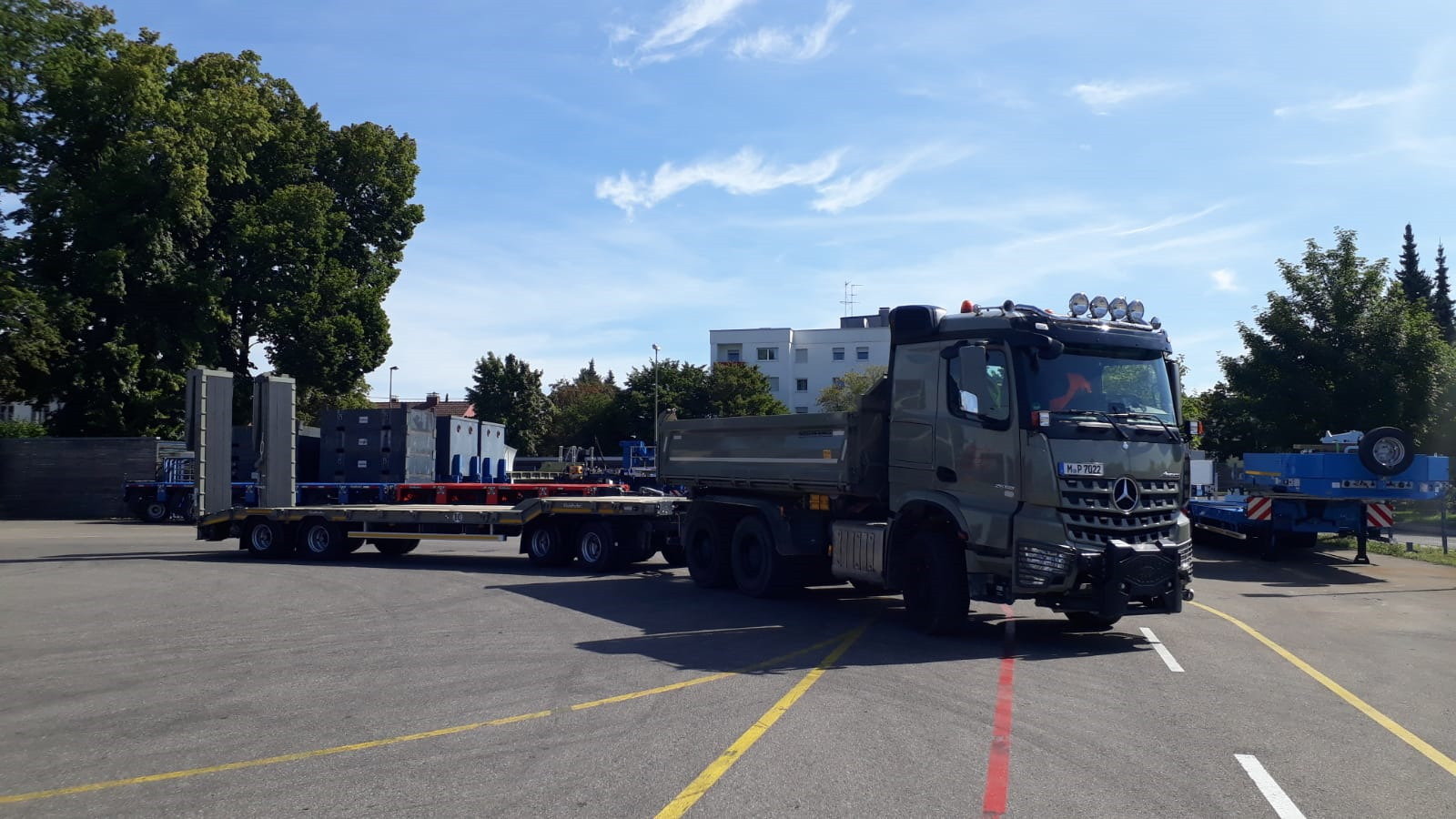 Lkw mit Anhänger der Firma Peter Gigl Transporte