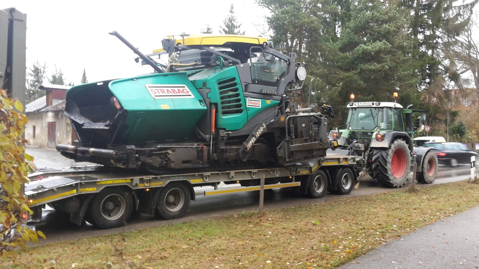 Transport von Baumaschinen durch die Firma Peter Gigl Transporte